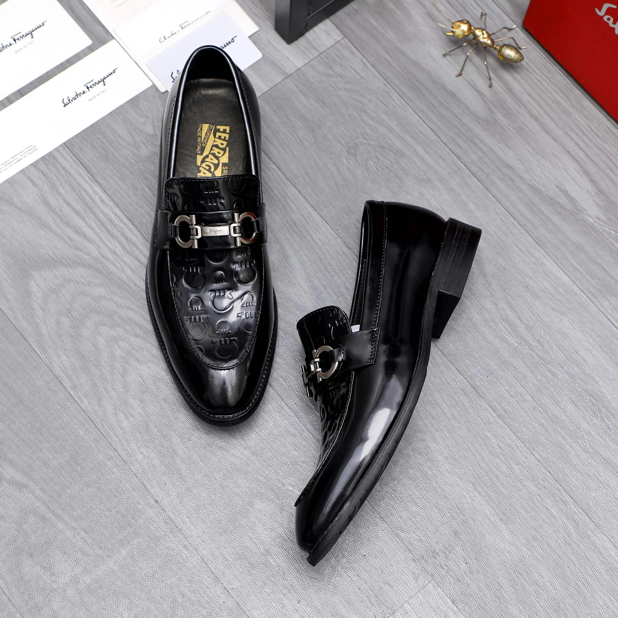 Men's shoes 💰480 Product trademark: Ferragamo " Ferragamo ] Business slip-on leather shoes Regular size: 39-44 Product materials: Selected high-quality lacquered embossed cowhide upper, cowhide lining, original outsole